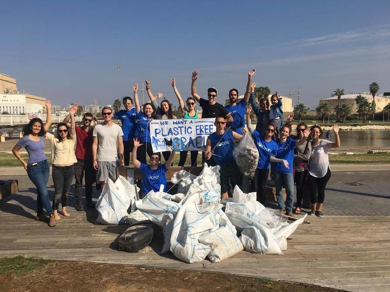 קובץ:Plastic Free Israel volunteers on left bank of Yarkon on cleanup.jpeg