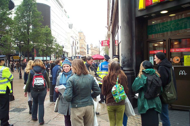 קובץ:AntiMcDonaldsLeicesterSqLondon20041016 CopyrightKaihsuTai.jpg
