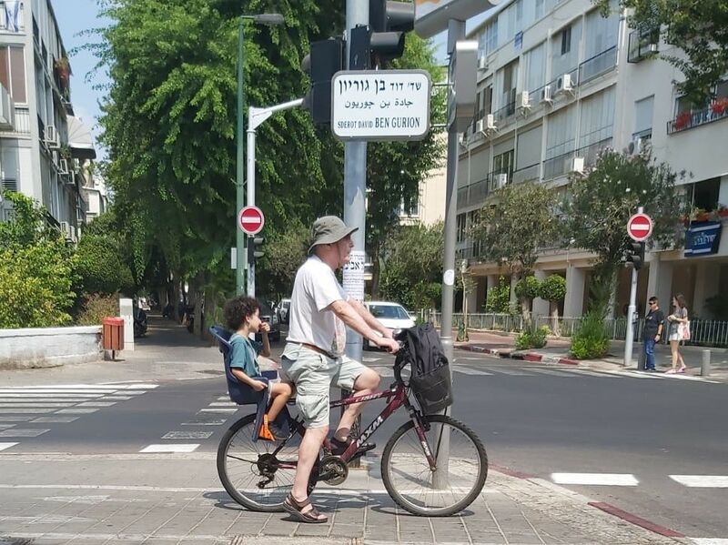 קובץ:סבא ונכד רוכבים בתל אביב.jpg