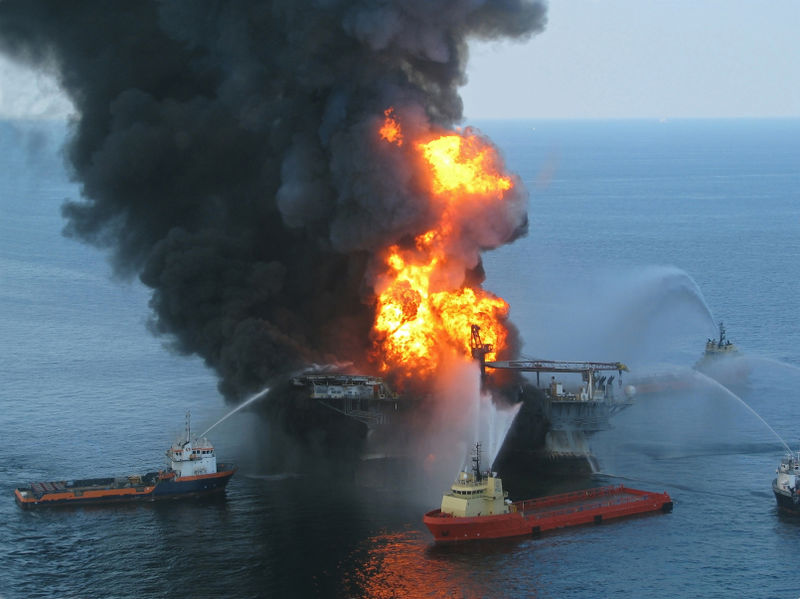 קובץ:Deepwater horizon explosion.jpg