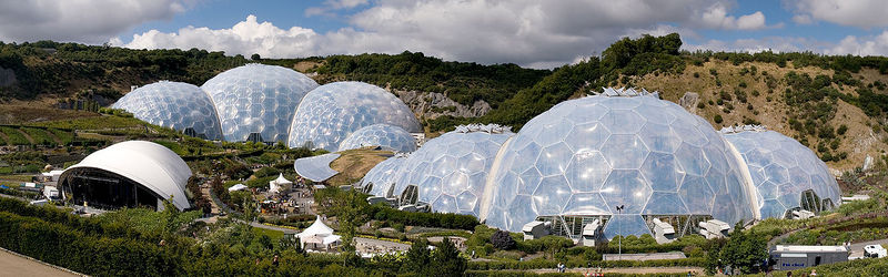 קובץ:Eden Project geodesic domes panorama.jpg